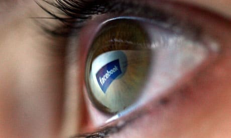 reflet de facebook dans un oeil