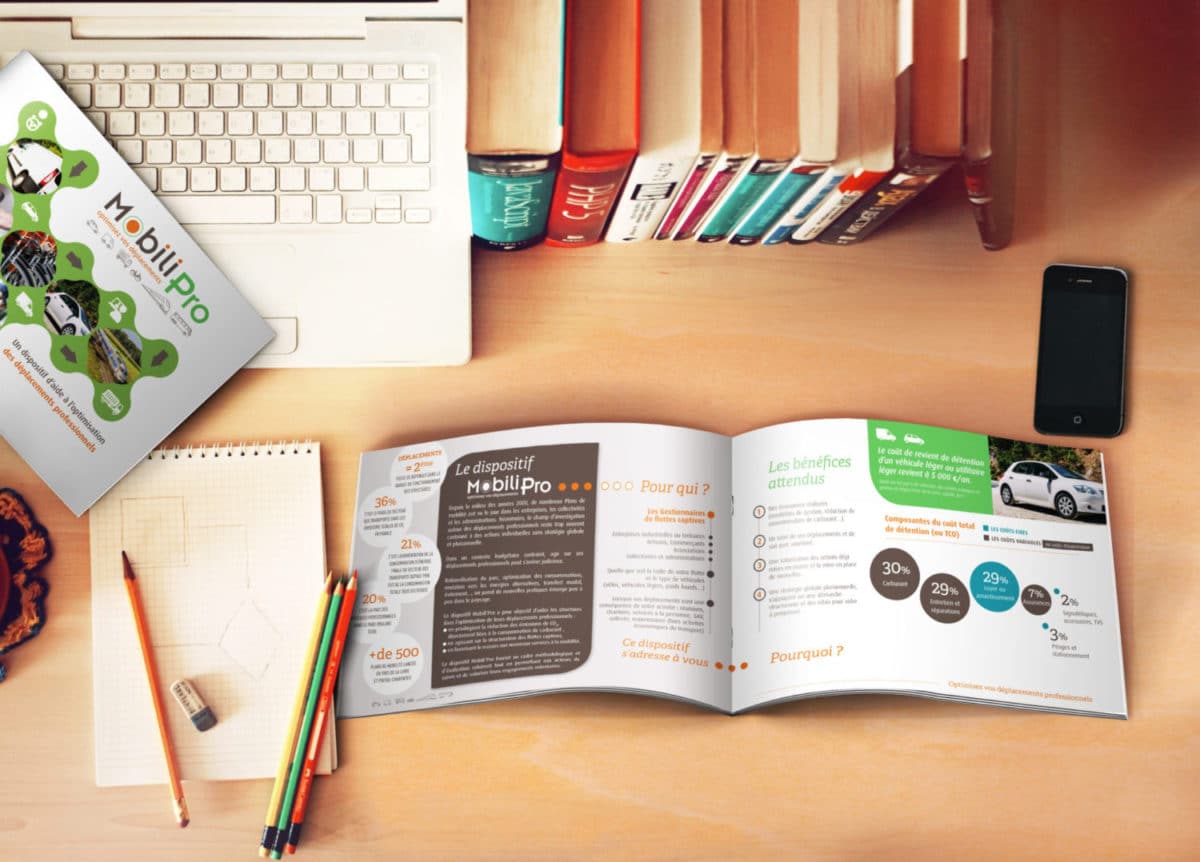 Mockup brochure mobili'pro