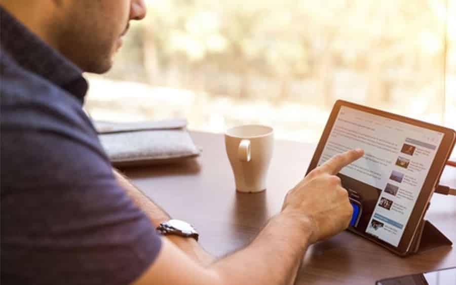 homme réalisant un post LinkedIn