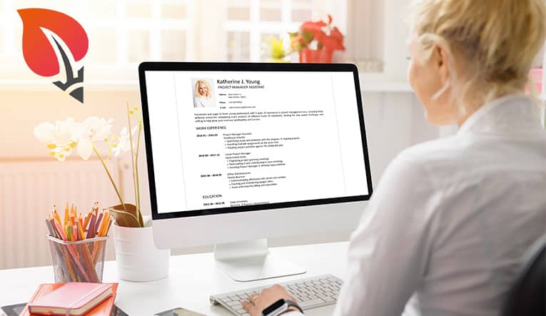 Emploi : jeune femme rédigeant son CV sur un PC