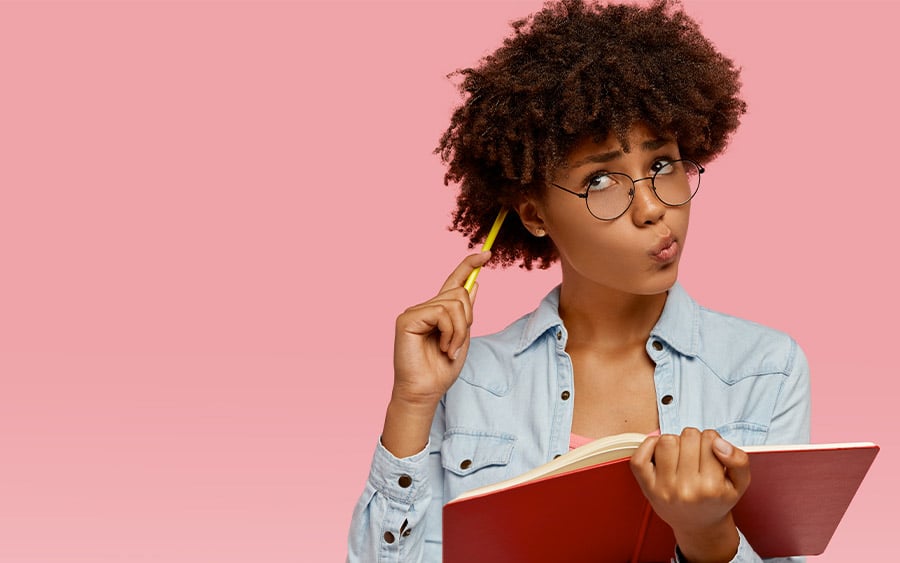 femme qui réfléchit à ses textes de plaquette commerciale